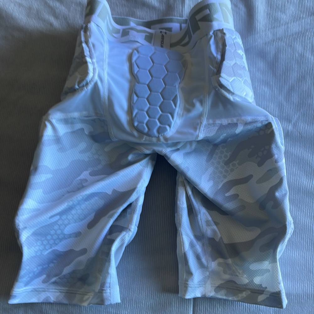 Under armour  football five pad girdle. New, never used. - Picture 2 of 4